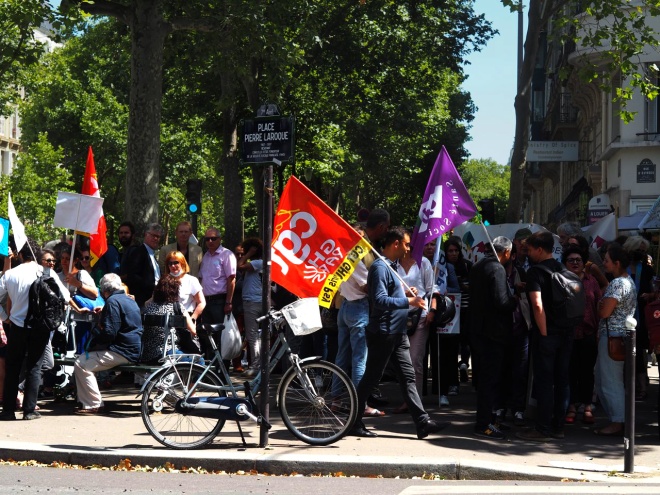Rassemblement devant le ministère chargé de la santé à l'appel de syndicats de la psychiatrie (crédits : Mathilde Trocellier)