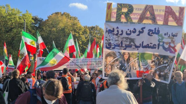 Une manifestation de soutien à la révolution iranienne à Berlin, en octobre 2022. Crédits : Wikimedia Commons